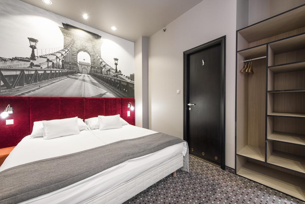 Kamer met 1 Groot Bed of 2 Aparte Bedden en Uitzicht op de Stad