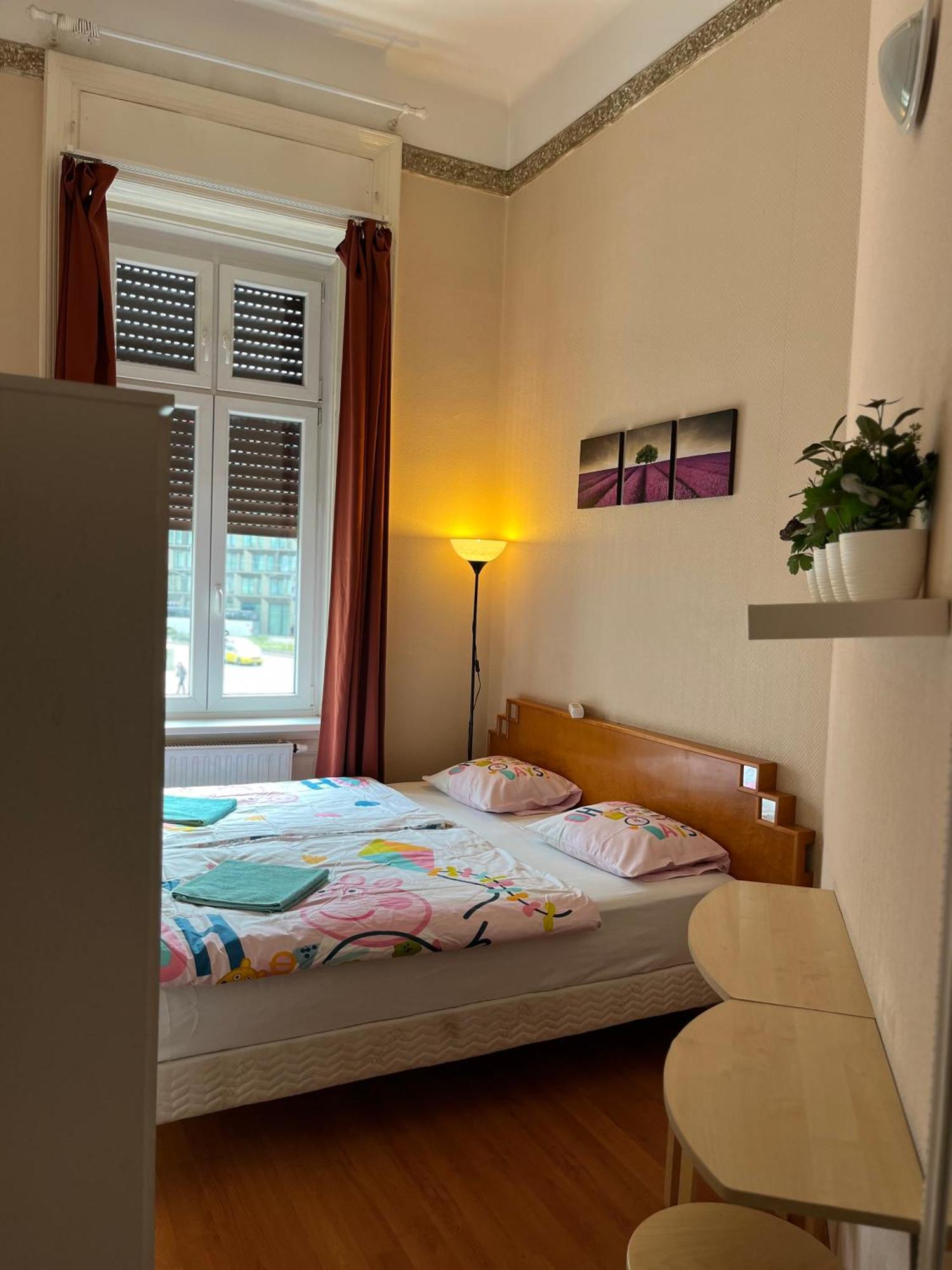 Double Room with Street View,1543637131:JPEG