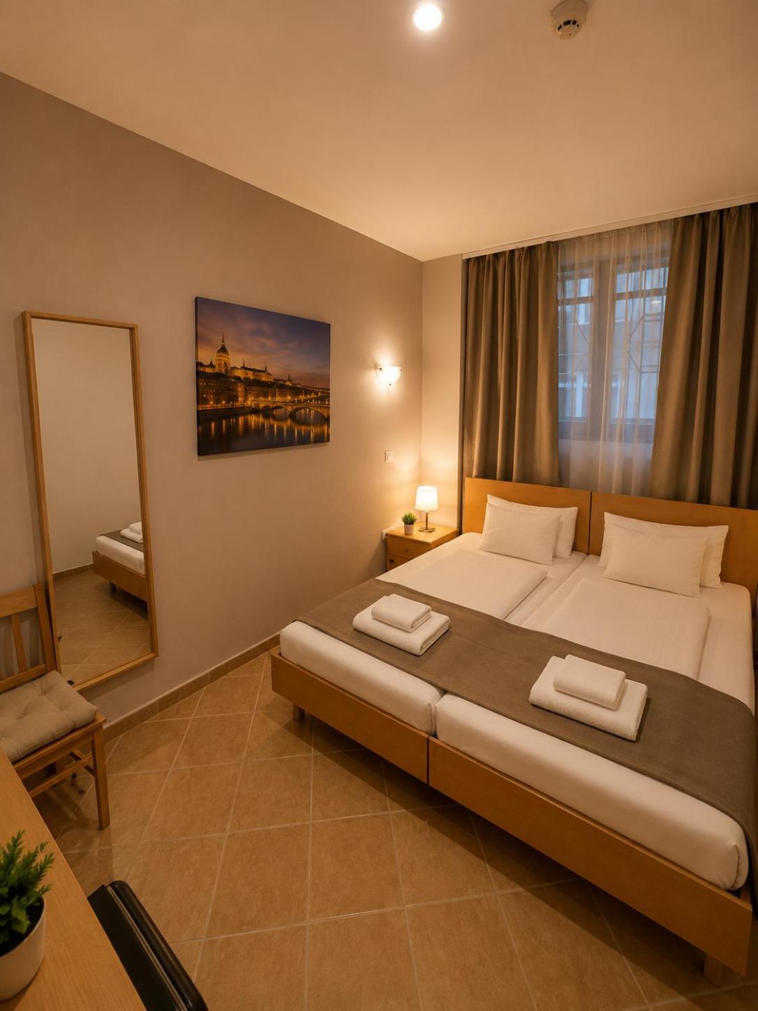 Quarto com Cama de Casal ou 2 de Solteiro