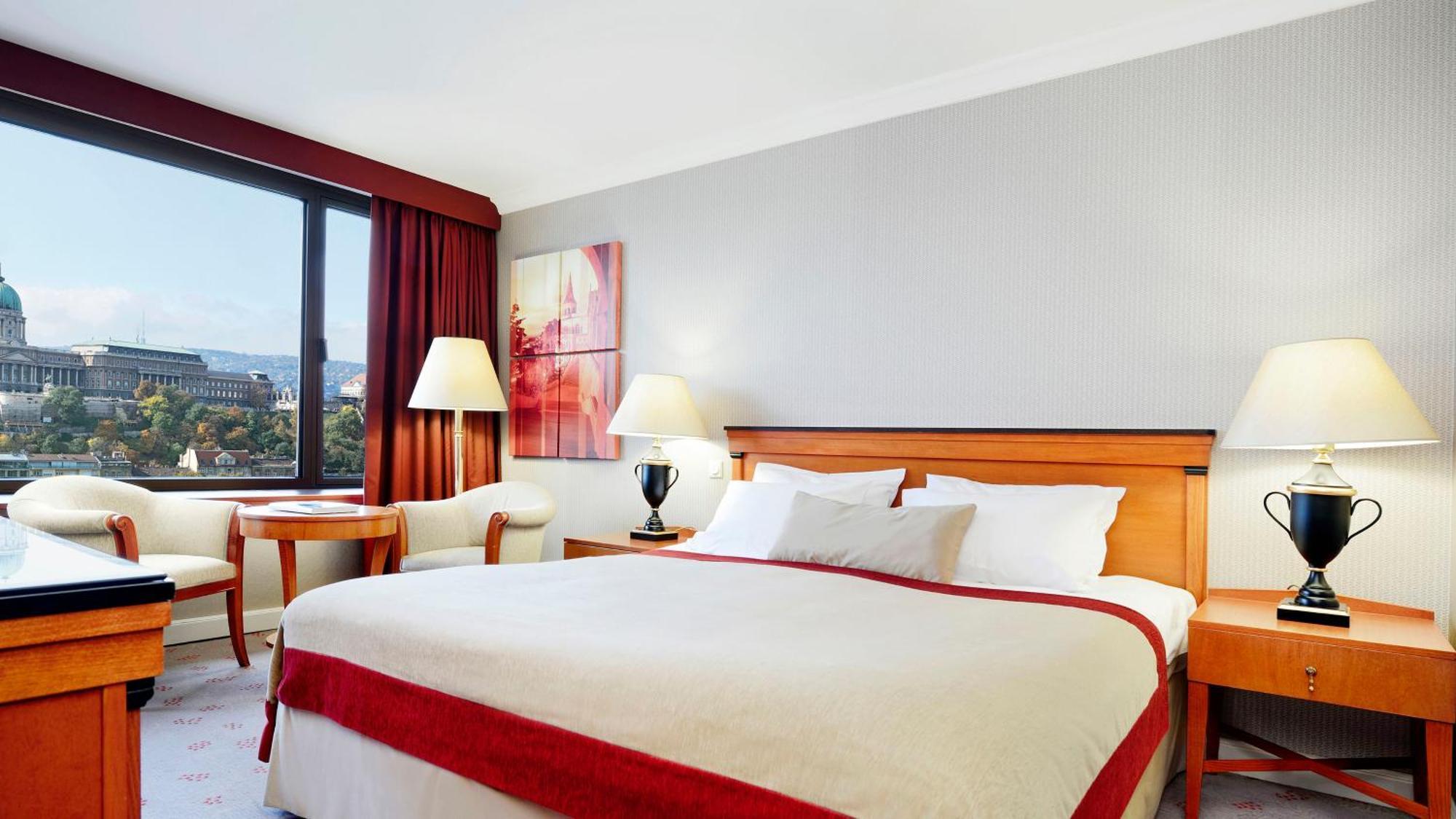 Classic Queen Room with River View - Club Lounge Access
