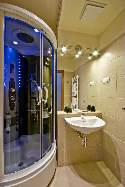 Deluxe One-Bedroom Apartment Balcony