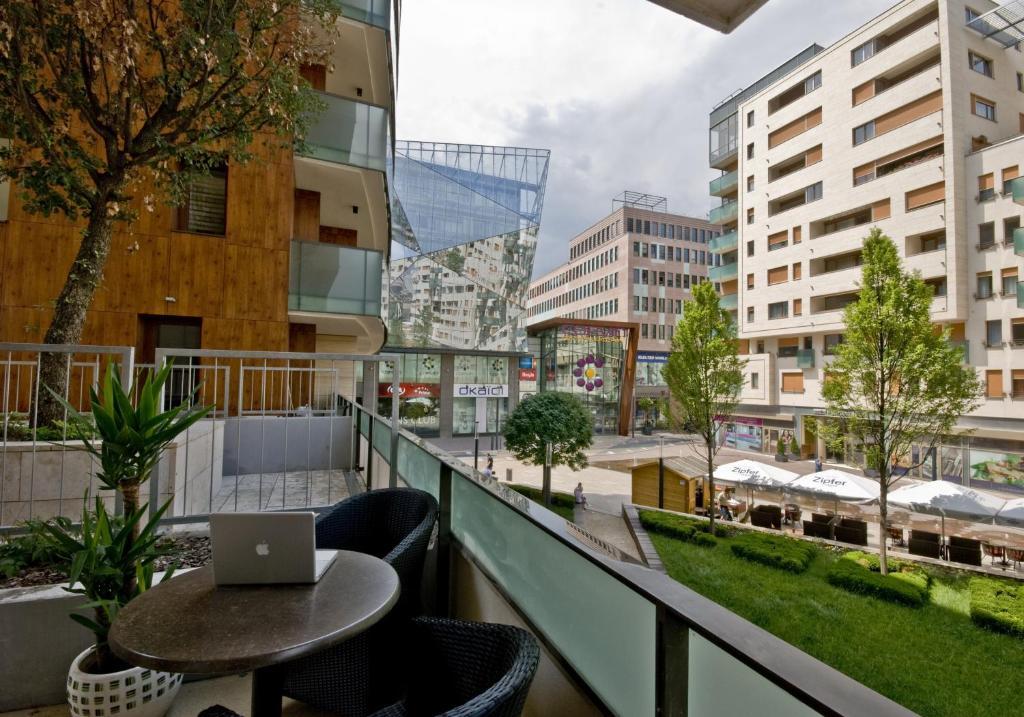 Deluxe One-Bedroom Apartment Balcony