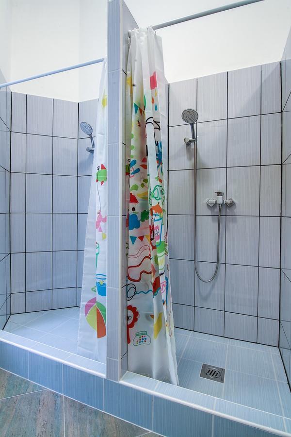 Cama num Dormitório Misto com 8 Camas