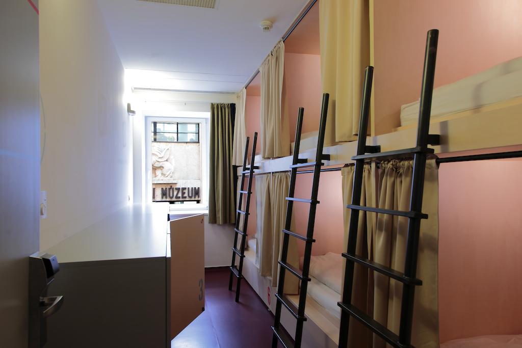 Bed Mixed 6-Bed Dormitory Room