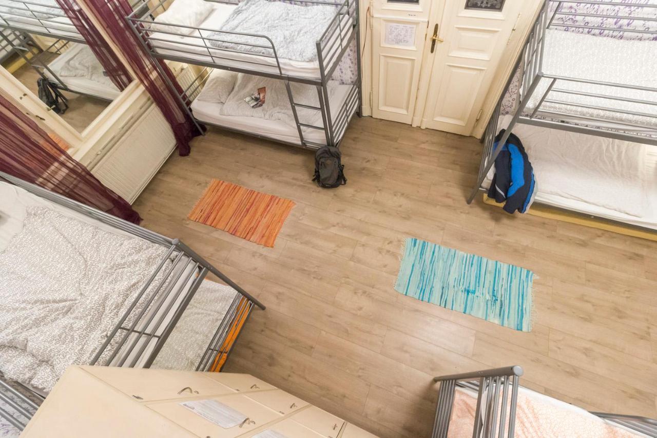 Single Bed 8-Bed Mixed Dormitory Room
