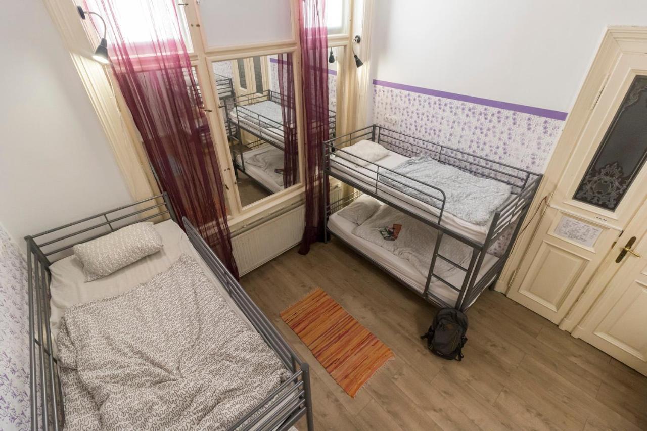 Single Bed 8-Bed Mixed Dormitory Room