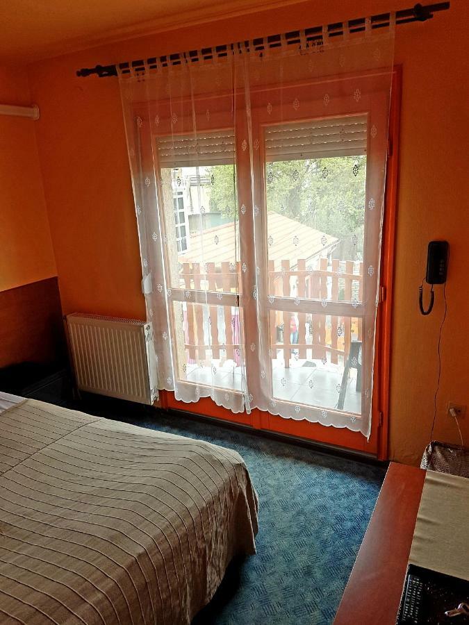 Doppel- oder Zweibettzimmer