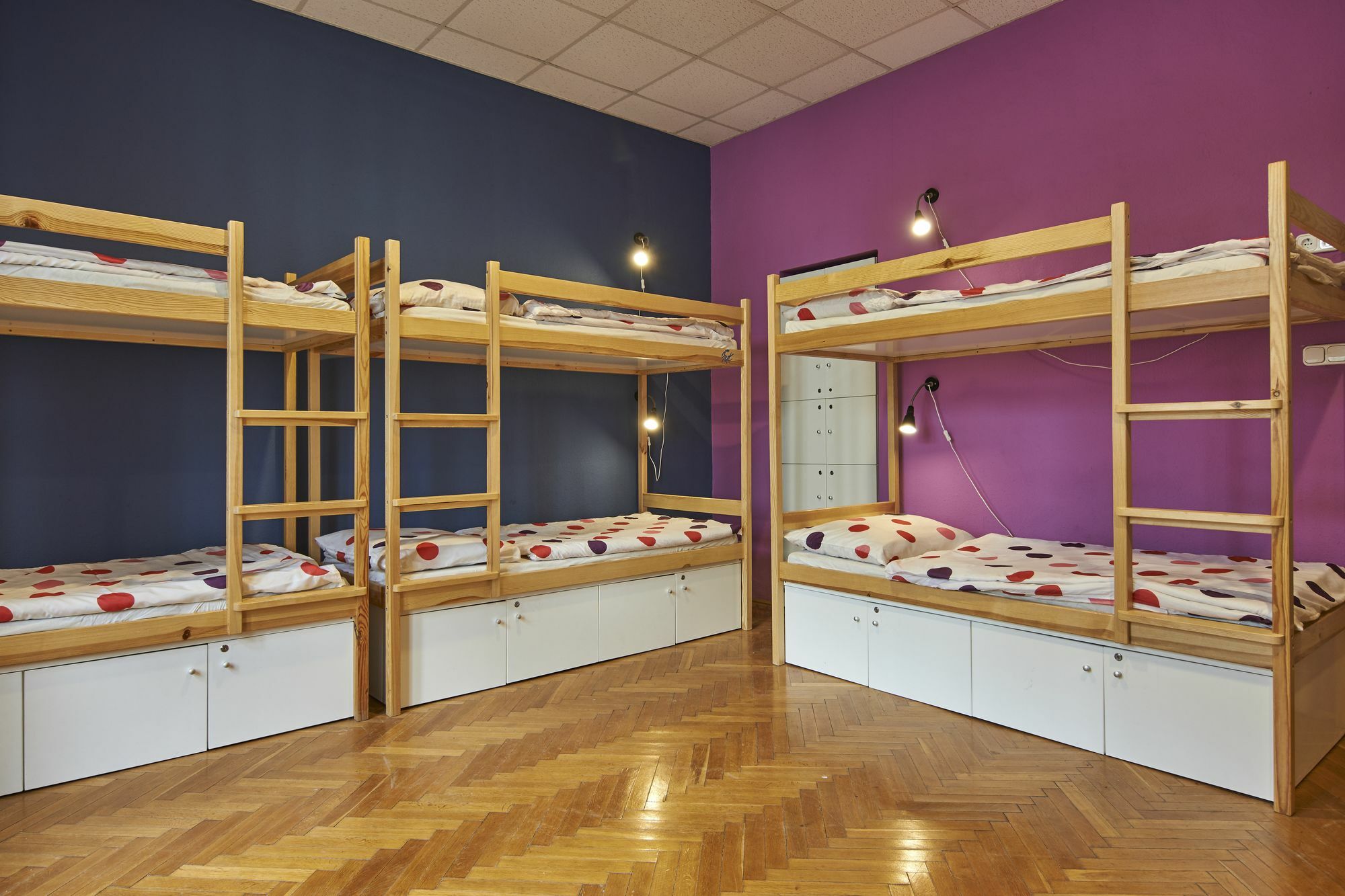 Cama em Dormitório Misto com 10 Camas