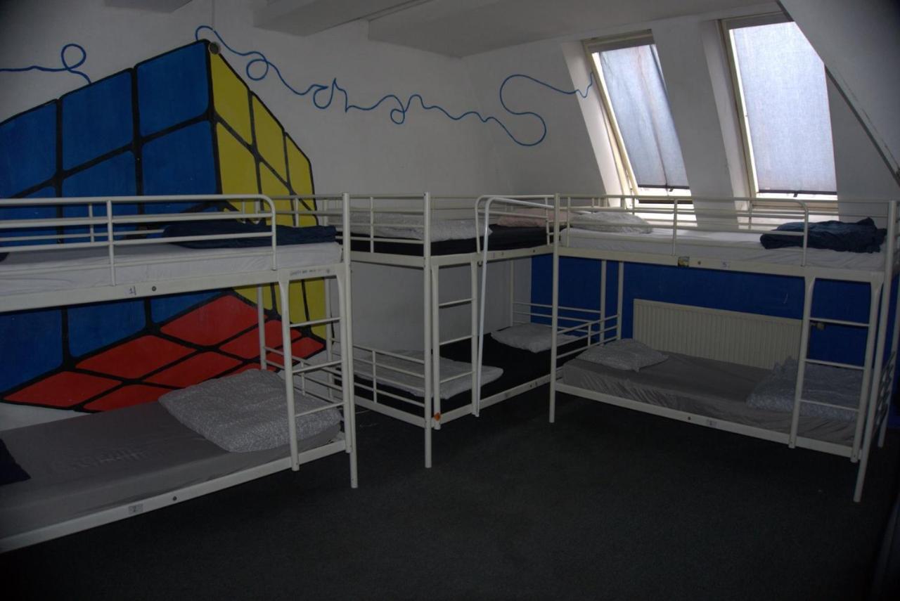 Cama em Dormitório Misto com 10 Camas