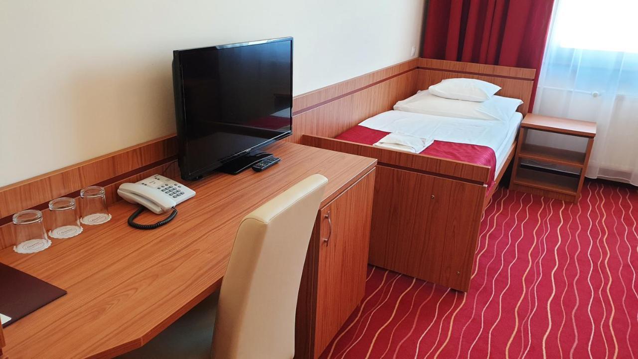 Standard Triple Room 3 Single Beds,982132840:JPEG