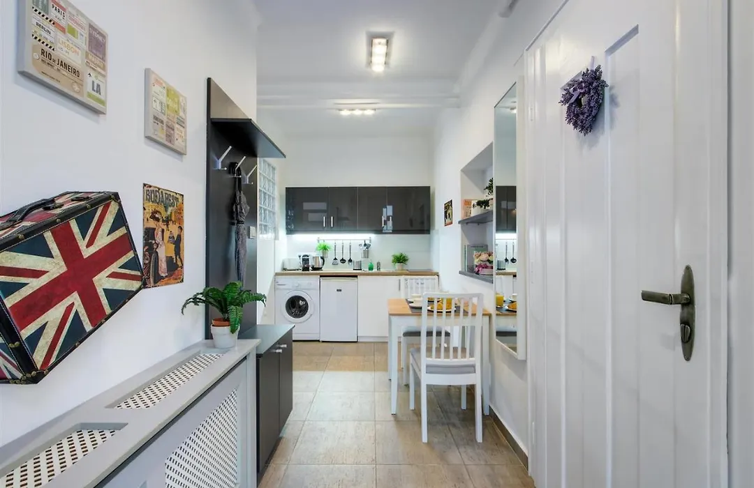 Premium Studio Szervita Square-1
