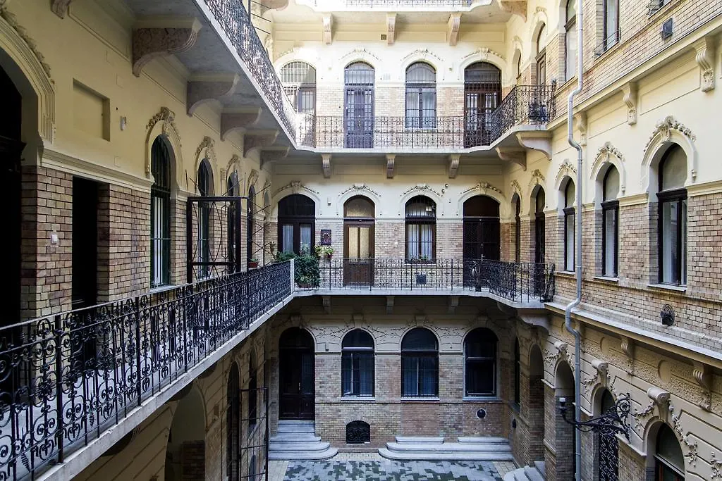 Eoetvoes Apartman-1