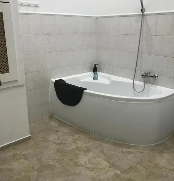 Szenes-House Apartman-1