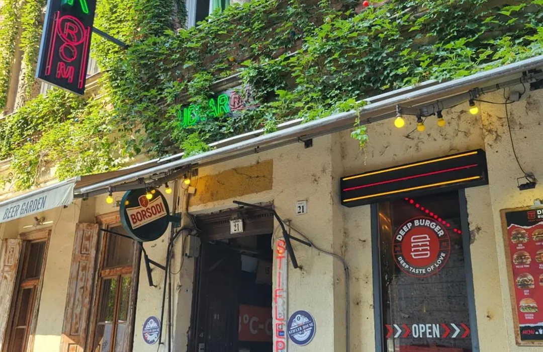 Budapest Party Hostel At Udvarom-1