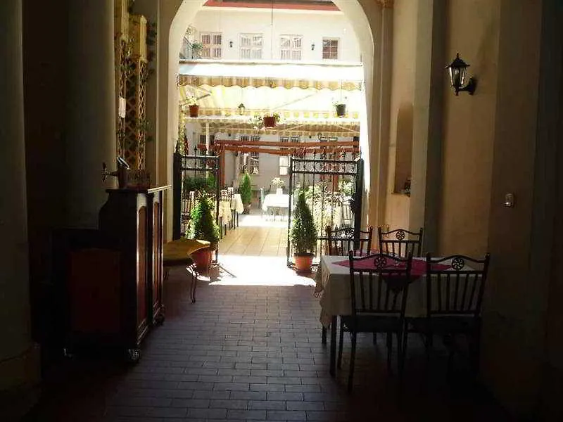 Fehar Pava Restaurant And Hostel-1
