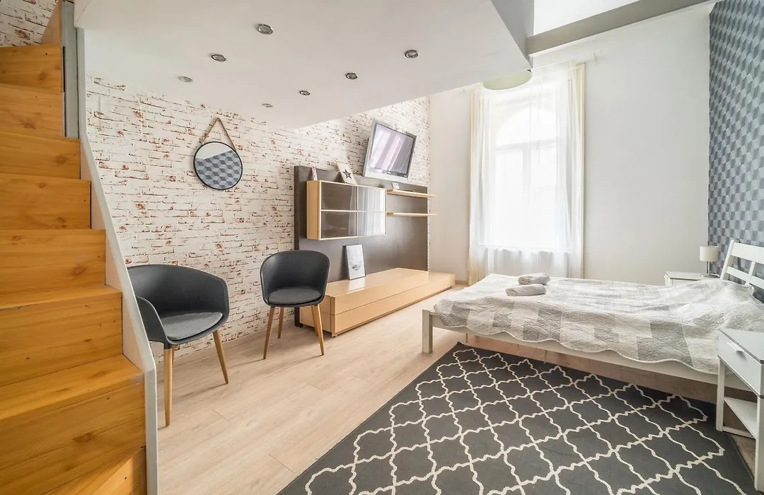 Susan Apartment Near Blaha Lujza Square-1