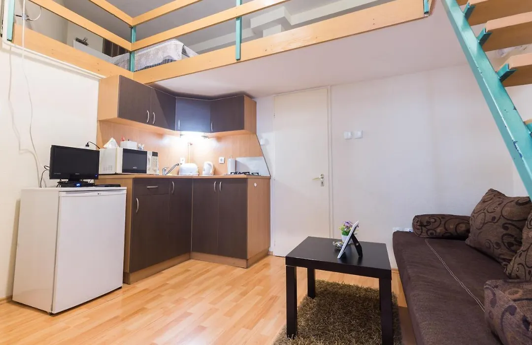 Central Studio And Apartments Pilvax Koez-1