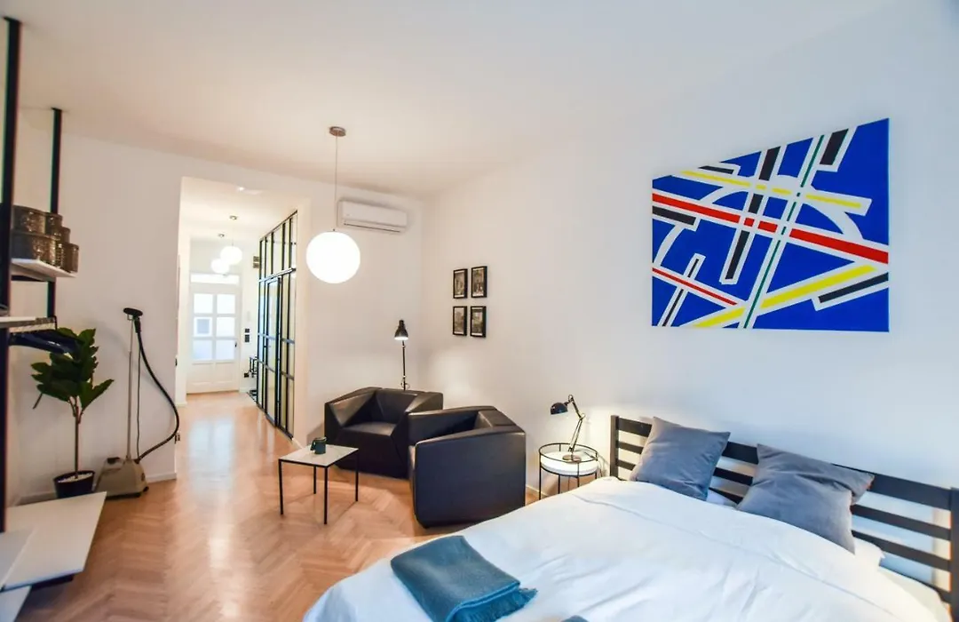 For Long-Term, Budget! Szoevetseg Apartment In The Heart Of Budapest-1