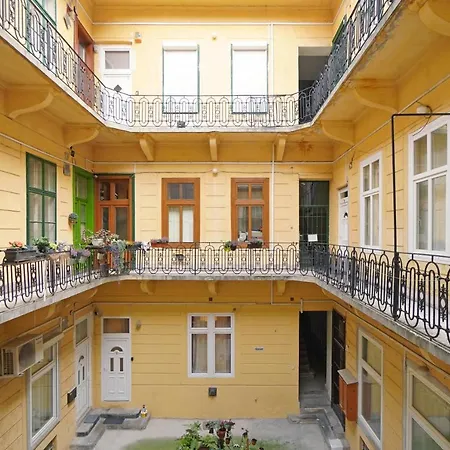 V27 Vadász Apartment-3