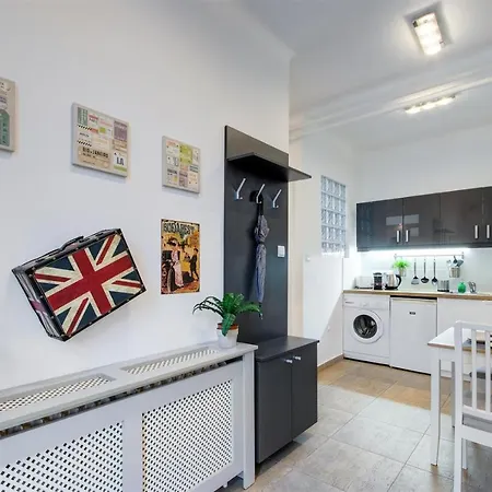 Premium Studio Szervita Square-2