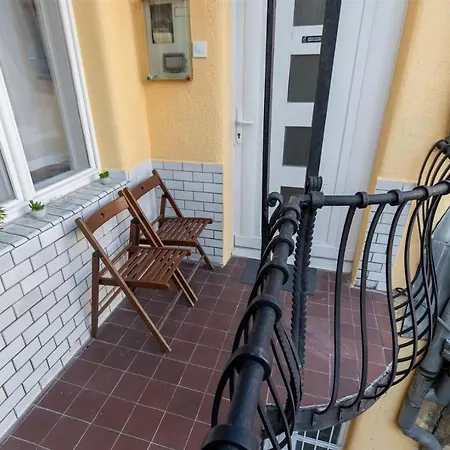 Premium Studio Szervita Square-3