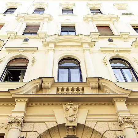 Eoetvoes Apartman-2