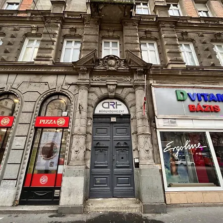 Exclusive Central Home with Sauna next to the New York Café-3