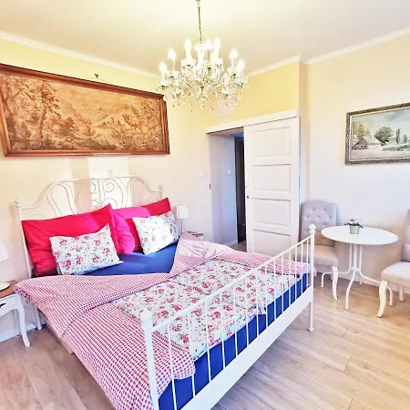 Rumbach Terrace Apartment-3