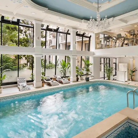 Queen'S Court Hotel & Residence-3