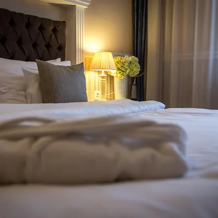 Queen'S Court Hotel & Residence-2