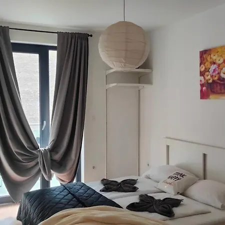 Cozy Studios Near New York Cafe With Balcony, Parking, Ac-2