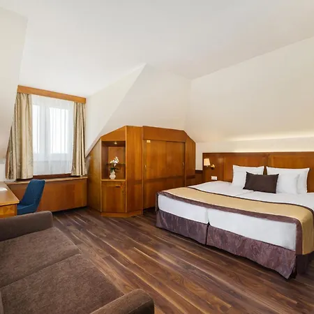Carlton Hotel Buda Castle-3