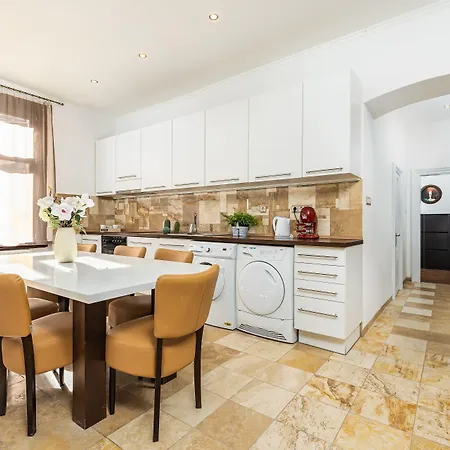 Real Apartments Andrassy-2