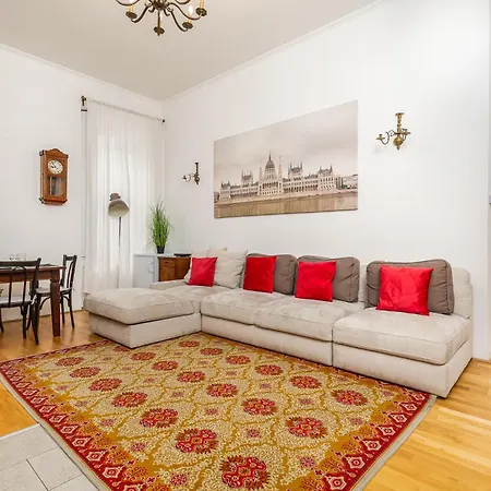 Central Budapest Apartment In Historical Building With Free Private Parking-3
