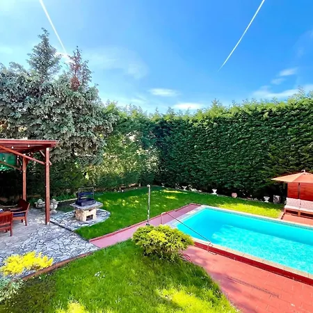 Villa Suburbia Budapest - Pool - Bbq - Parking-3