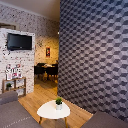 Susan Apartment Near Blaha Lujza Square-3