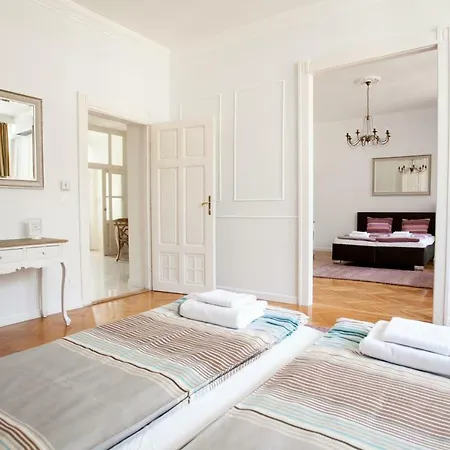 Chic & Charm Apartment-2