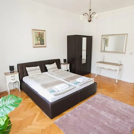 Chic & Charm Apartment-3
